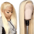 Femme portant une perruque blonde Lace Front