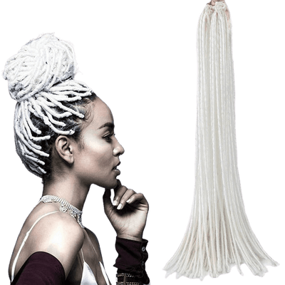 femme portant des fausses locks blanches