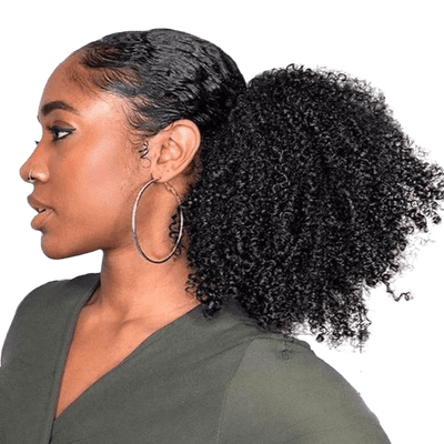 femme portant un ponytail queue de cheval kinky curly