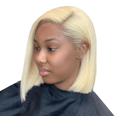 femme portant une perruque naturelle blonde platine lisse straight