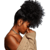femme portant un postiche naturel en cheveux afro