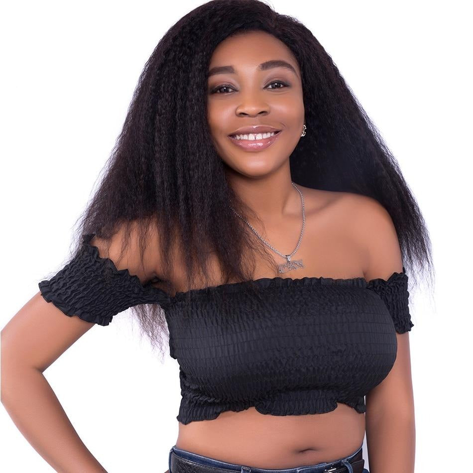 femme souriant portant une extension a clip kinky straight