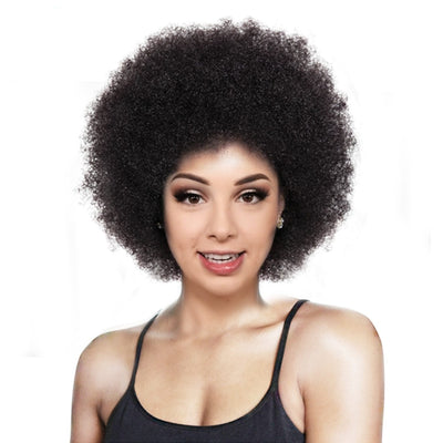 femme blanche portant une perruque afro courte synthétiqu